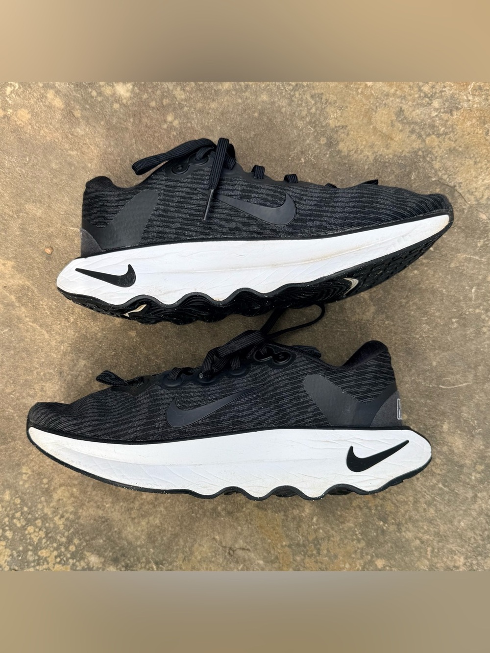 Nike Motiva Women’s 8 Black and White Walking Running Shoes DV1238-001